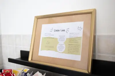 Certificato, attestato, insegna o altro documento esposto da Casa Leo