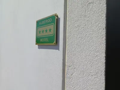 Certificato, attestato, insegna o altro documento esposto da Hotel Motel Piu'