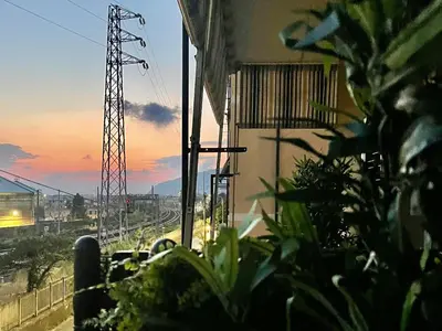 Alba o tramonto visti dall'interno dell'affittacamere o dai dintorni