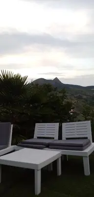 Vista generica sulle montagne o vista sulle montagne dall'interno dell'appartamento