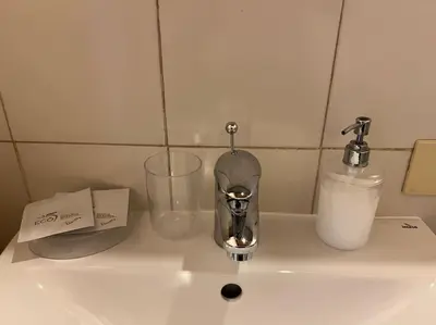 Bagno di Minimal Studio con travi a vista