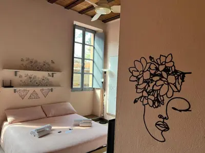 Letto o letti in una camera di Minimal Studio con travi a vista