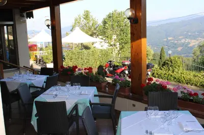 Vista generica sulle montagne o vista sulle montagne dall'interno dell'hotel