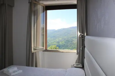 Vista generica sulle montagne o vista sulle montagne dall'interno dell'hotel