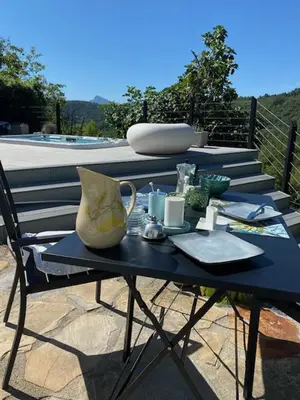 Vista generica sulle montagne o vista sulle montagne dall'interno dell'appartamento