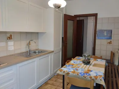 Cucina o angolo cottura di Appartamento con posto auto privato comodo a centro e spiagge