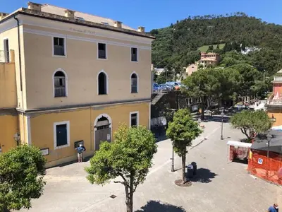 Vista generica sulle montagne o vista sulle montagne dall'interno dell'appartamento