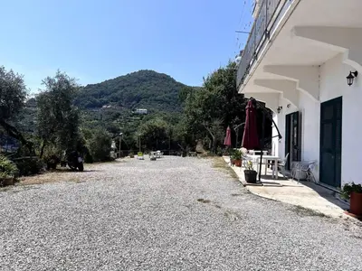 Vista generica sulle montagne o vista sulle montagne dall'interno dell'appartamento