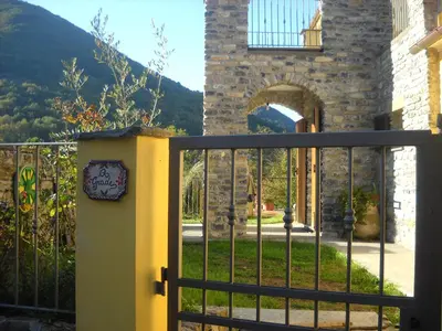 Vista generica sulle montagne o vista sulle montagne dall'interno dell'agriturismo