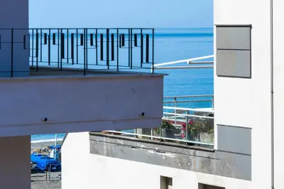 Vista generica sul mare o vista sul mare dall'interno dell'appartamento
