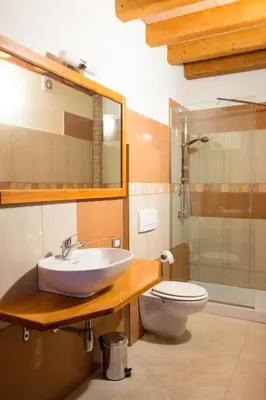 Bagno di Rustic Parma Retreat