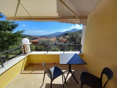 Vista generica sulle montagne o vista sulle montagne dall'interno della casa vacanze