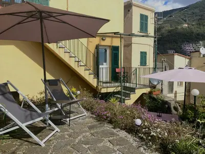 Vista generica sulle montagne o vista sulle montagne dall'interno della casa vacanze
