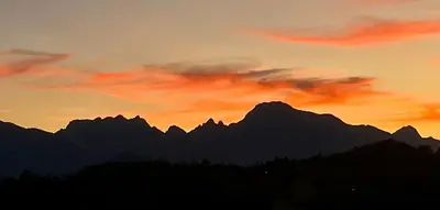 Vista generica sulle montagne o vista sulle montagne dall'interno della casa vacanze