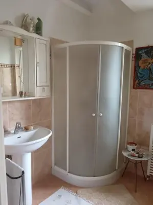 Bagno di Casa Artemisia lungo il fiume con giardino privato