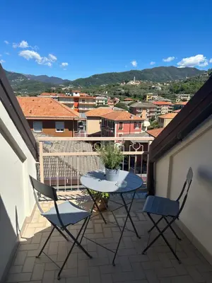 Vista generica sulle montagne o vista sulle montagne dall'interno dell'appartamento