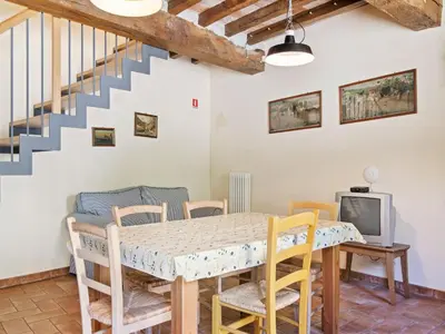Area soggiorno di Tranquil Village Stay with Fireplace