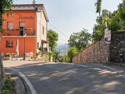 Vista generica sulle montagne o vista sulle montagne dall'interno della casa vacanze