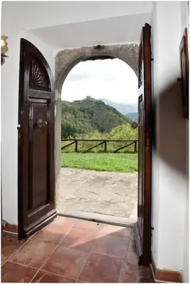 Vista generica sulle montagne o vista sulle montagne dall'interno della casa vacanze