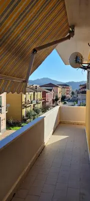 Vista generica sulle montagne o vista sulle montagne dall'interno dell'appartamento