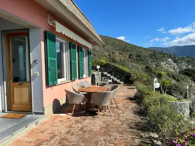 Vista generica sulle montagne o vista sulle montagne dall'interno della villa