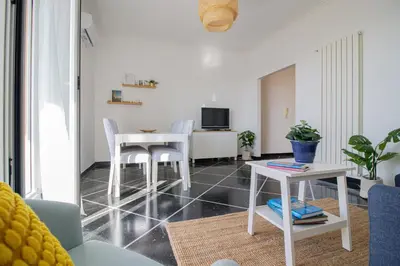 TV o dispositivi per l'intrattenimento presso 186 - Casa Aureliana VISTA MARE a Lavagna 100 metri dal Mare e spiaggia - PARCHEGGIO GRATIS INCLUSO