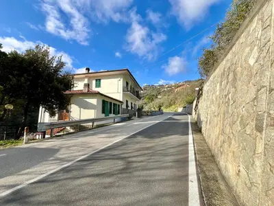 Vista generica sulle montagne o vista sulle montagne dall'interno dell'appartamento