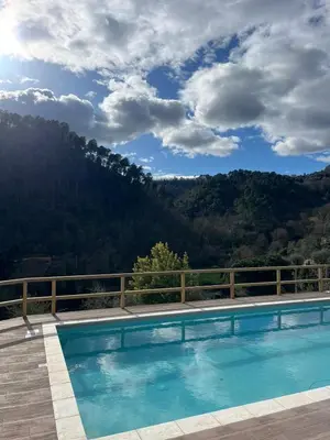 Vista generica sulle montagne o vista sulle montagne dall'interno della casa vacanze
