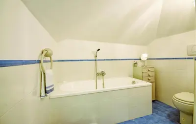 Bagno di 3 Bedroom Gorgeous Apartment In Zoagli