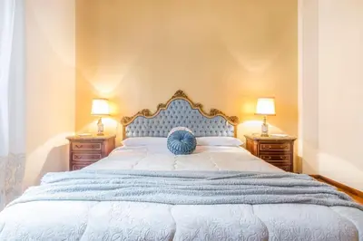 Letto o letti in una camera di Drake's Royal Suite - City Centre & Train Station