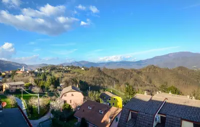 Vista generica sulle montagne o vista sulle montagne dall'interno dell'appartamento