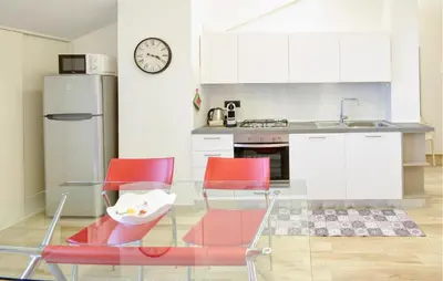Cucina o angolo cottura di 2 Bedroom Amazing Apartment In Moneglia