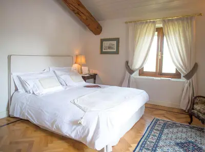 Letto o letti in una camera di Castello Di Mornico Losana