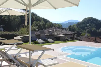 Vista generica sulle montagne o vista sulle montagne dall'interno della casa vacanze