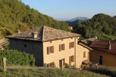 Vista generica sulle montagne o vista sulle montagne dall'interno della casa vacanze