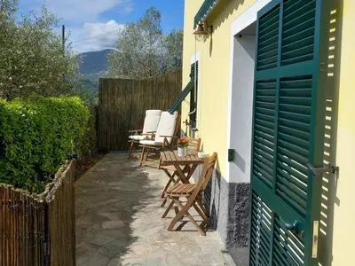 Vista generica sulle montagne o vista sulle montagne dall'interno della casa vacanze