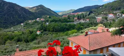 Vista generica sulle montagne o vista sulle montagne dall'interno del bed & breakfast