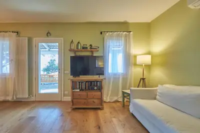 TV o dispositivi per l'intrattenimento presso Idyllium Relais - Private Retreat with Panoramic Pool & Sea Views