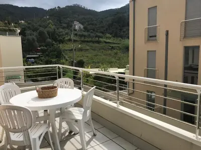Vista generica sulle montagne o vista sulle montagne dall'interno dell'appartamento