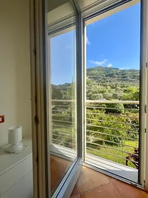 Vista generica sulle montagne o vista sulle montagne dall'interno dell'appartamento