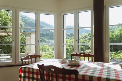 Vista generica sulle montagne o vista sulle montagne dall'interno dell'appartamento