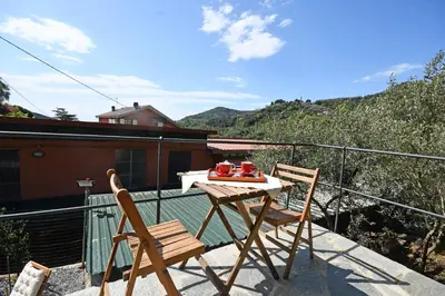 Vista generica sulle montagne o vista sulle montagne dall'interno dell'agriturismo