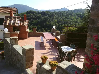 Vista generica sulle montagne o vista sulle montagne dall'interno della casa vacanze