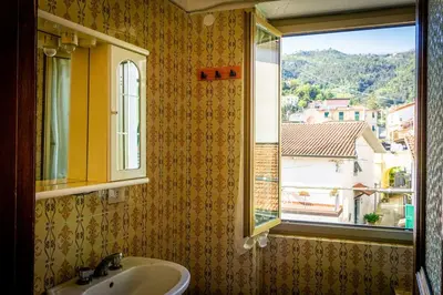 Vista generica sulle montagne o vista sulle montagne dall'interno dell'appartamento