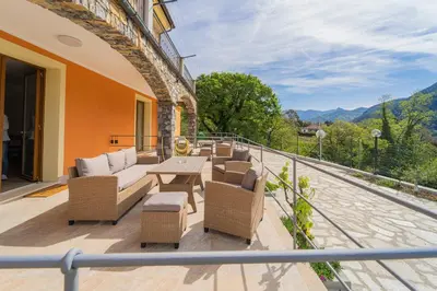 Vista generica sulle montagne o vista sulle montagne dall'interno dell'appartamento
