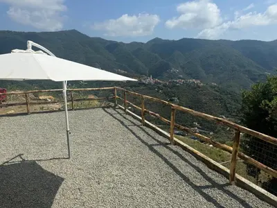 Vista generica sulle montagne o vista sulle montagne dall'interno della villa