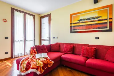 Area soggiorno di Jacuzzi Apartment in Italian Villa, Wi-Fi & Garden Sassuolo - Maranello