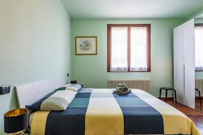 Letto o letti in una camera di Jacuzzi Apartment in Italian Villa, Wi-Fi & Garden Sassuolo - Maranello