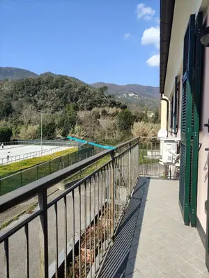 Vista generica sulle montagne o vista sulle montagne dall'interno dell'appartamento