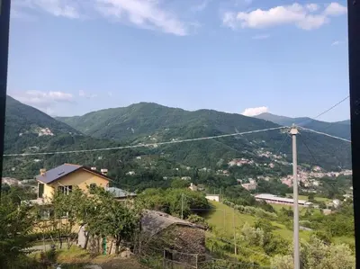 Vista generica sulle montagne o vista sulle montagne dall'interno dell'appartamento